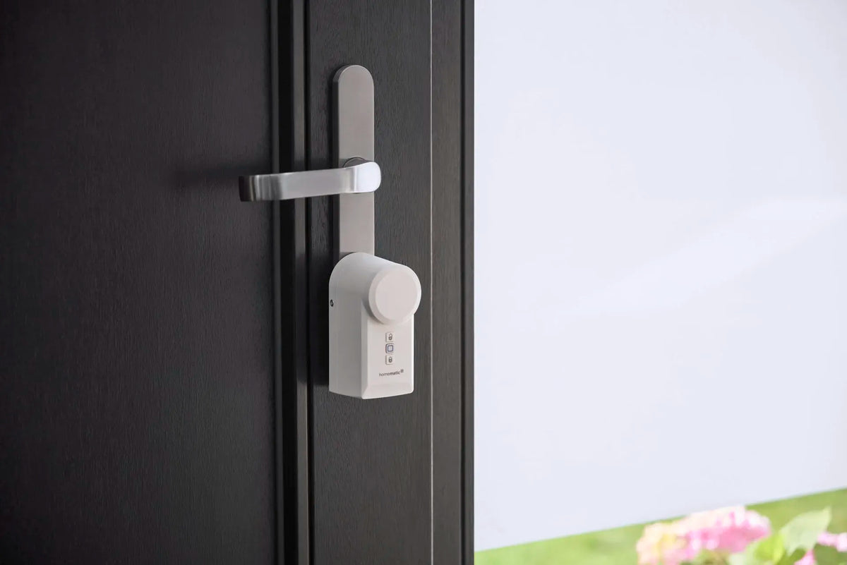 Homematic IP Türschlossantrieb HmIP-DLD an der Innenseite einer Haustür